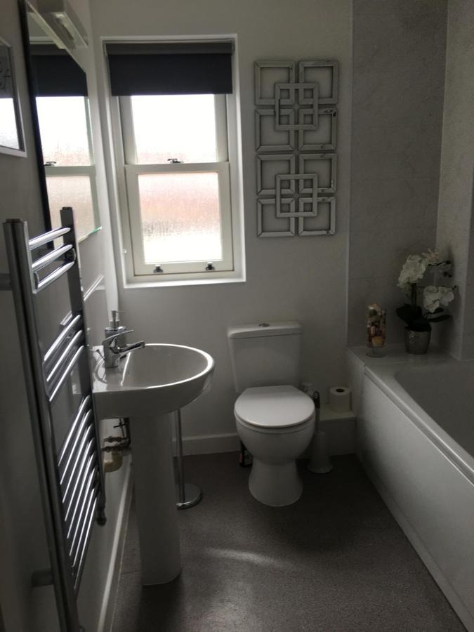 Comfortable Rooms With Live In Host, Walking Distance To The High St & More 글라스턴버리 외부 사진